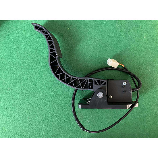 Accelerator frână spate